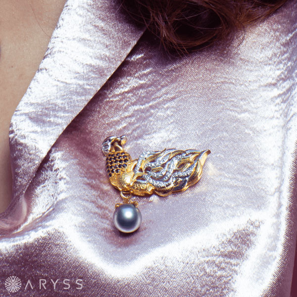 เข็มกลัดพร้อมจี้มุก (Brooch & Pearl Pendant)